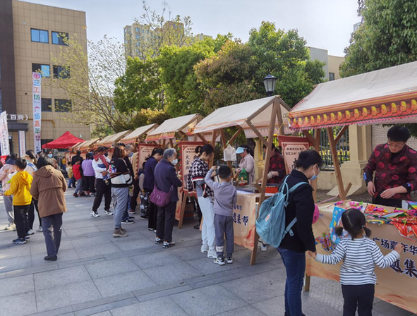 周末市集上摊主与顾客互动，氛围轻松友好